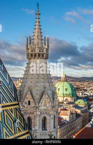Ansicht von St. Stephen's Cathedral (Stephansdom) North Tower in Wien, Österreich. Stockfoto