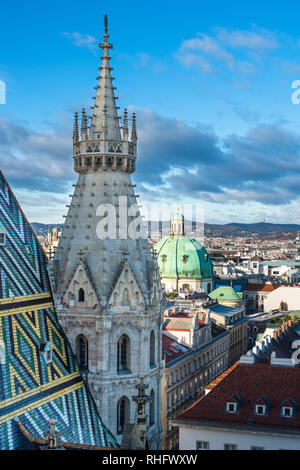 Ansicht von St. Stephen's Cathedral (Stephansdom) North Tower in Wien, Österreich. Stockfoto