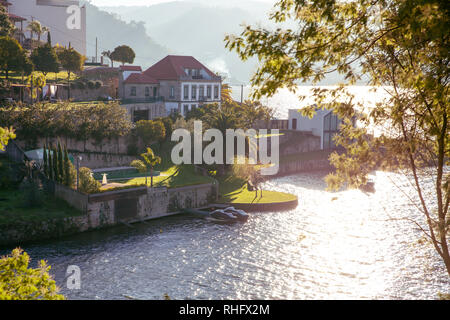 Douro Tal Riverside Spa Hotel Royal im Morgennebel und hellem Sonnenlicht Portugal Dezember 2018 Stockfoto