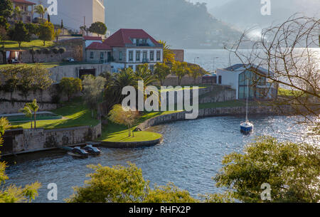 Douro Tal Riverside Spa Hotel Royal im Morgennebel und hellem Sonnenlicht Portugal Dezember 2018 Stockfoto