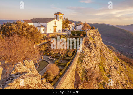 Weiße Kirche und Garten Landschaft der mittelalterlichen Dorf Marvao Portugal in der Abendsonne Stockfoto