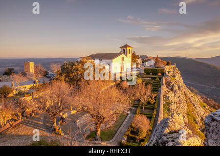 Weiße Kirche und Garten Landschaft der mittelalterlichen Dorf Marvao Portugal in der Abendsonne Stockfoto