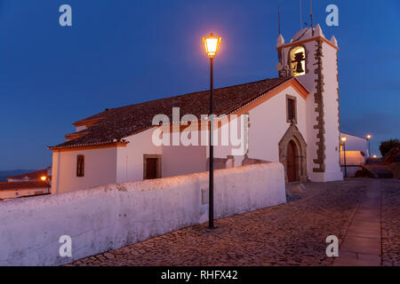 Weiße Kirche im mittelalterlichen Dorf Alentejo Marvao Portugal am Abend Stockfoto