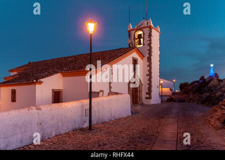 Weiße Kirche im mittelalterlichen Dorf Alentejo Marvao Portugal am Abend Stockfoto