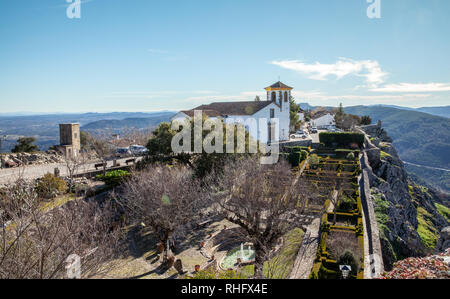 Weiße Kirche und Hügel Garten Landschaft der mittelalterlichen Dorf Marvao Portugal Stockfoto