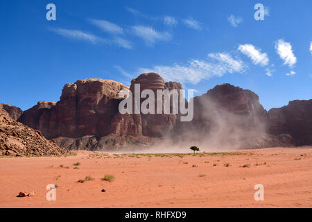 Felsformationen in der Wüste im Wadi Rum. Der geschützte Bereich als Weltkulturerbe von der UNESCO, Jordanien Stockfoto
