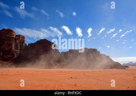 Felsformationen in der Wüste im Wadi Rum. Der geschützte Bereich als Weltkulturerbe von der UNESCO, Jordanien Stockfoto