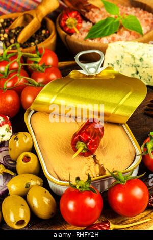 Thunfisch in Dosen auf dem Küchentisch. Dosen Fisch und Gemüse. Lebensmittel für Sportler. Thunfisch in Olivenöl. Stockfoto