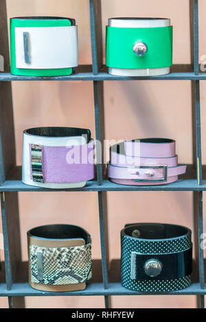 Viele verschiedene Leder und Textil Armbänder. Leder multi - farbige Armbänder im Shop. vertikale Photon Stockfoto