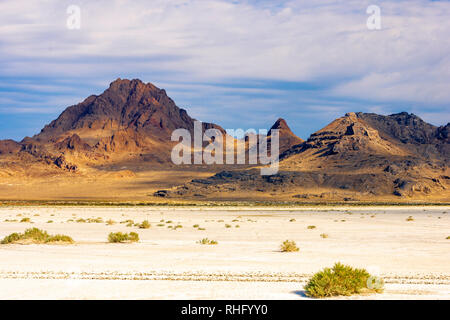 Schuss auf die Berge neben der Bonneville Salt Flats in Utah, USA. Stockfoto