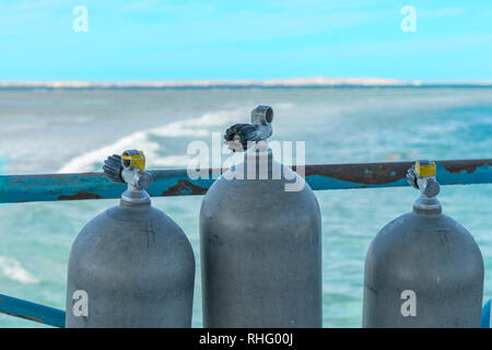 Eine Menge von Tauchflaschen. Sauerstoffflaschen outdoor. Sauerstoffflaschen für Schwimmen im Hintergrund auf das Meer Stockfoto
