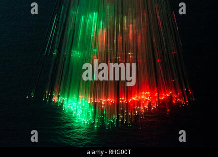 Bunte Glasfaser beleuchteten auf dunklem Hintergrund. High speed Internet Konzept. Datenübertragung Optic Fiber Kabel. Bündel viele optische Fasern, glo Stockfoto