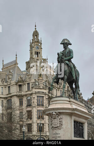 Equestrian Statue von König Pedro IV in der Plaza de la Libertad in der Stadt Porto, Portugal, Europa Stockfoto