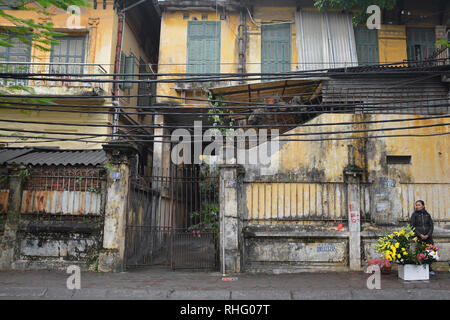 Hanoi, Vietnam - 14. Dezember 2017. Eine Straße Verkäufer verkauft frische Blumen am Straßenrand in der historischen Altstadt von Hanoi Stockfoto