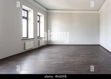 Seitenansicht des unmöblierte Zimmer loft Einrichtung mit Holzfußboden, weiße Wände, helle Tageslicht Stockfoto