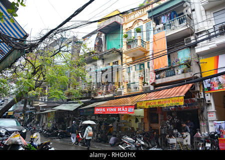 Hanoi, Vietnam - 13. Dezember 2017. Kunden Spaziergang im Winter regen entlang einer Straße in der historischen Altstadt von Hanoi Stockfoto