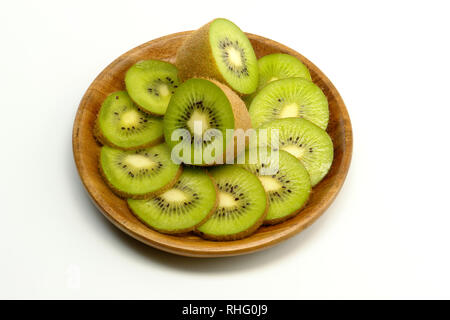 In Scheiben geschnittene Kiwis auf weißem Hintergrund Stockfoto