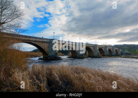 Corbridge, steinerne Brücke über den Fluss Tyne, Northumberland. Das 17. Jahrhundert hat die Brücke 7 Bögen Stockfoto