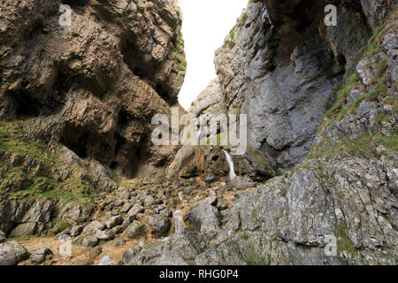 Gordale Scar mit Kletterer die Skalierung der Wasserfall, Yorkshire Dales Stockfoto