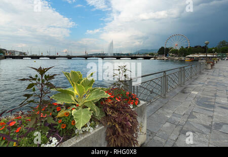 Blick auf den Genfer See und Promemade du Lac, in der Stadt Genf, Schweiz. Es ist eine Stadt und Gemeinde der Schweizerischen Eidgenossenschaft, in der Nähe der Fr entfernt Stockfoto