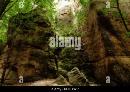 Riesige Monument aus Sandstein von Bäumen in Sächsische Schweiz umgeben. Stockfoto