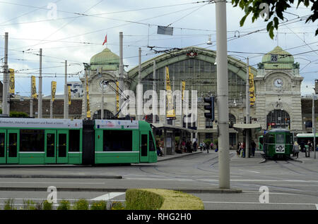 Bahnhof in Basel, Schweiz, Europa; Tram Car am Basler Bahnhof. Stockfoto