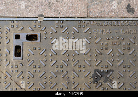 Gusseisen Abwasserkanal Abdeckung in Frankreich, in einer Straße in Basel, Schweiz, Europa. Stockfoto