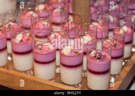 Glas Schüsse Gebäck, Hochzeit catering Essen, Mini canapes Essen lecker Dessert schön dekoriert Stockfoto