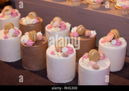 Essen Süßigkeiten Süßwaren- und Junk Food essen Konzept Nahaufnahme von Cupcakes Stockfoto