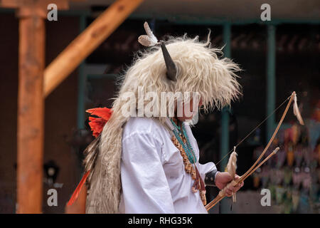 Albuquerque, NM, USA. Foto am 26.05.2018. Native American zeremoniellen Tänzerin in authentischen Kostümen. Stockfoto