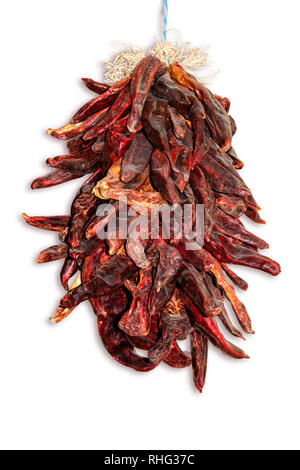 Hängende hot chili peppers auf weißem Hintergrund Freistellungspfad Stockfoto