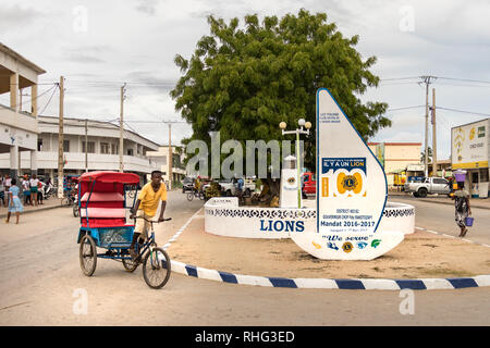 Toliara, Madagaskar - Januar 10th, 2019: Madagaskar pousse pousse befreien, die ein Mensch im kommerziellen Zentrum von Toliara, Madagaskar. Stockfoto