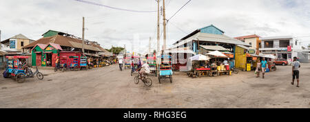 Toliara, Madagaskar - Januar 10th, 2019: Panoramablick auf das Essen Markt voller Menschen und pousse pousse Fahrer im City Center in Toliara, Ma Stockfoto