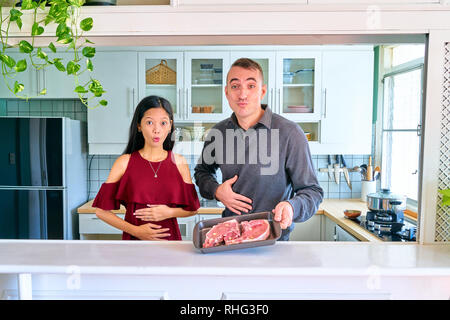 Paar schöne berühren Sie Magen und zeigen das Fleisch Stockfoto