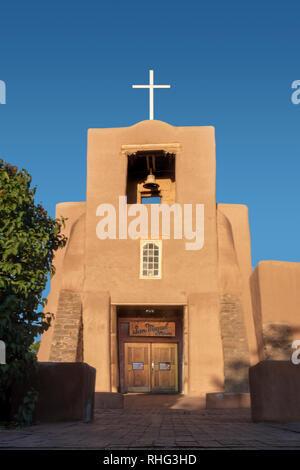 Santa Fe, NM, USA. Foto am 28.05.2018. San Miguel Kirche, 28. Mai 2018, die älteste Kirche in den USA. Der original Adobe Wände und ändern Stockfoto