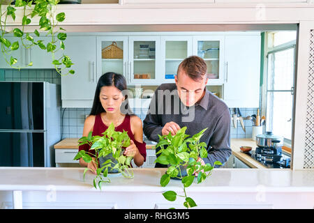 Paar schöne Posing - Kümmern die Pflanzen Stockfoto