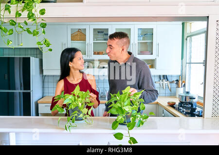 Paar schöne Posing - starrten einander Stockfoto