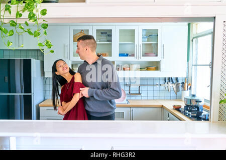 Paar schöne Posing - Tanzen und Genießen Stockfoto