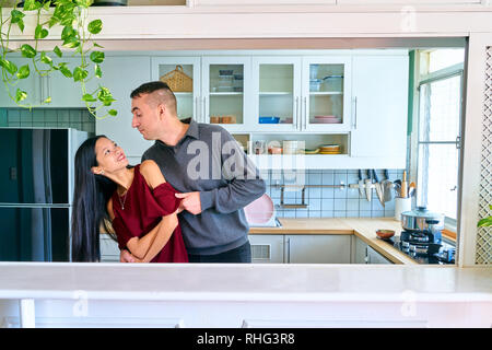 Paar schöne Posing - starrt, Tanzen und Genießen Stockfoto