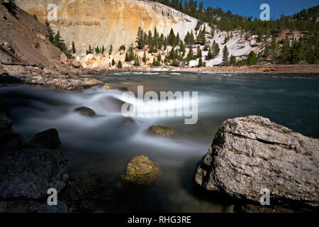 WY 03099-00 ... WYOMING - der Zusammenfluss von Tower Creek und den Yellowstone River im Yellowstone National Park. Stockfoto