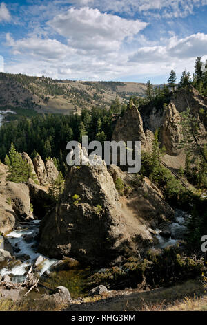 WY 03105-00 ... WYOMING - Felsspitzen oben am Turm fällt und der Yellowstone River im Tal unten im Yellowstone National Park. Stockfoto