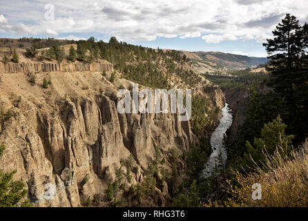 Basaltsäulen und Turmspitzen bilden die Wände der Schlucht des Yellowstone River von Calcit Federn übersehen in Yellowstone Natl gesehen. Park. Stockfoto