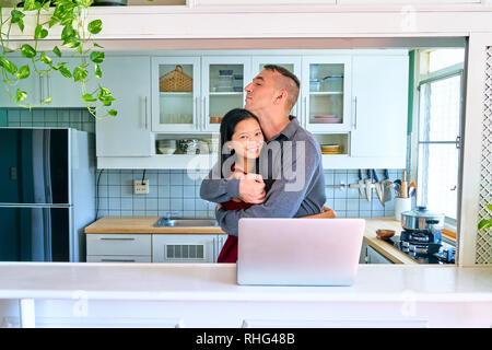 Paar schöne Posing-hugging und Lächeln. Stockfoto