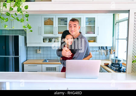 Paar schöne Posing-hugging, lächelnd und mit Blick auf die Kamera Stockfoto