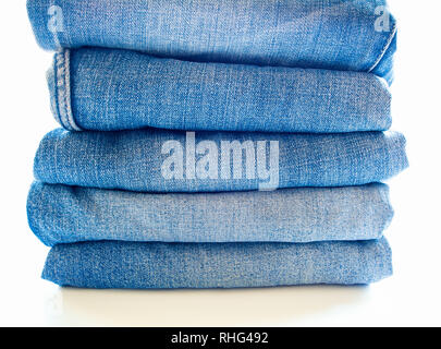 Stapel der verschiedenen blauen Jeans, Stoff Textur Stockfoto