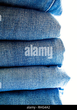 Stapel der verschiedenen blauen Jeans, Stoff Textur Stockfoto