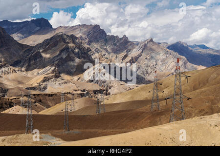 Wüste mit Stein Berge Landschaft mit Elektrizität und Telekommunikation Türme in der Landschaft von Indien Stockfoto