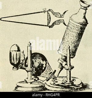 . Biologie und Mann. Biologie; Menschen. Die bettmann Archiv Ein englischer Zeitgenosse von leeuwen - Hoek's, Robert Hooke (1635-1703), hatte das gleiche Hobby. Als Wissenschaftler er mehr systematische Studien der Bits von Pflanzen und Tieren in einer dünnen Schicht von eichenrinde oder Kork, Hooke sah kleine Fächer, der er den Namen Zellen oder Kammern gab, da sie die Zellen eines Bienenstockes oder die Räume eines Hauses vorgeschlagen. Die italienische Malpighi sah auch solche "Zellen" in andere Anlagen Fragmente. Bitte beachten Sie, dass diese Bilder aus gescannten Seite Bilder, die digital verbessert worden sein kann f extrahiert werden Stockfoto