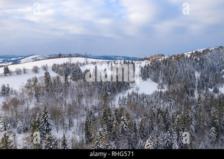 Winterlandschaft in den Schlesischen Beskiden. Blick von oben. Landschaft Foto mit Drohne erfasst. Polen, Europa. Stockfoto