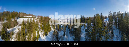 Panoramablick auf die Berge. Blick von oben. Landschaft Foto mit Drohne erfasst. Die schlesischen Beskiden, Polen, Europa. Stockfoto